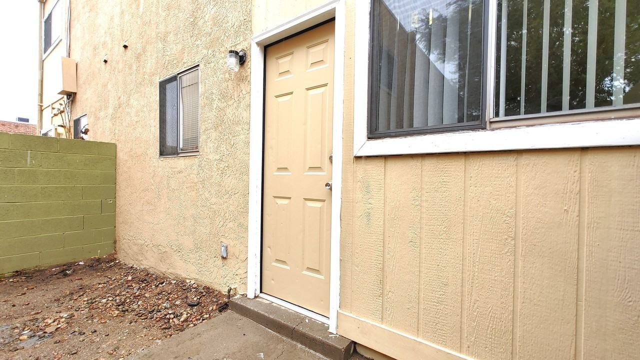 Lomas Townhouse Apartments - Photo 7 of 18