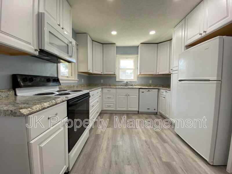 918 1st Ave Nw - Photo 3 of 26