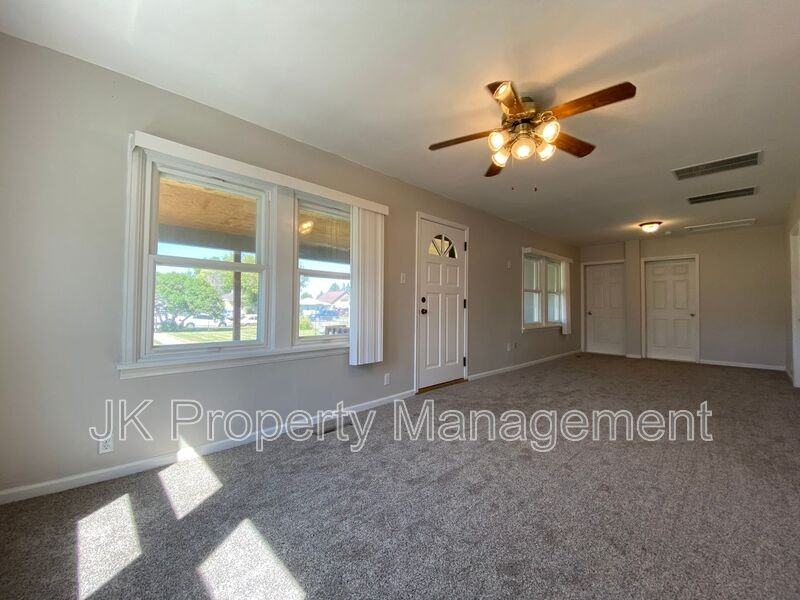 918 1st Ave Nw - Photo 5 of 26