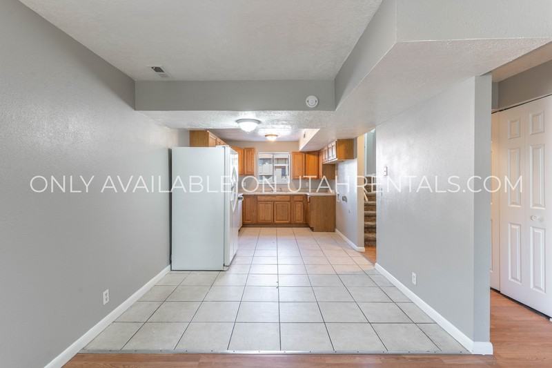 4420 S Dean Cir #B - Photo 3 of 17