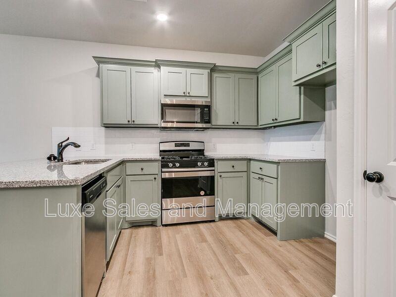 8012 Nw 105th St - Photo 6 of 33