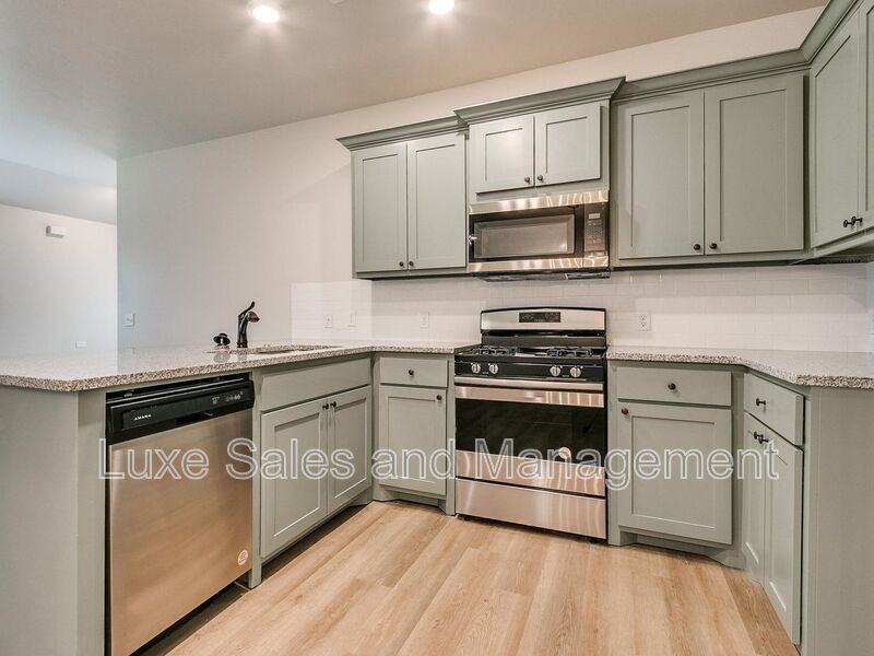 8012 Nw 105th St - Photo 7 of 33