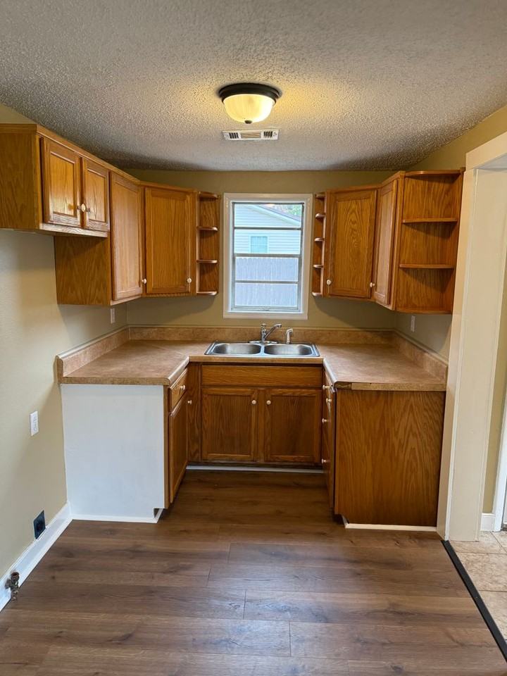 705 8th St - Photo 2 of 8