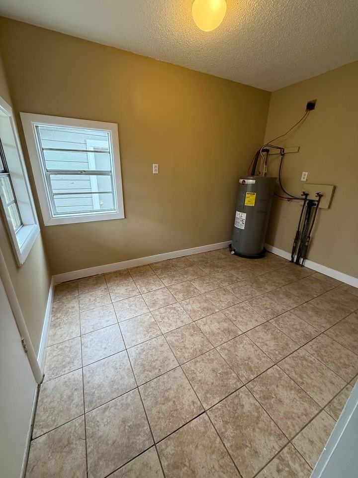 705 8th St - Photo 3 of 8