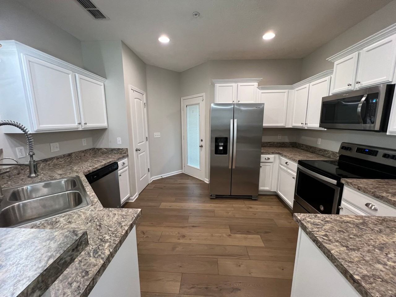 632 Creekbend Ln - Photo 6 of 23