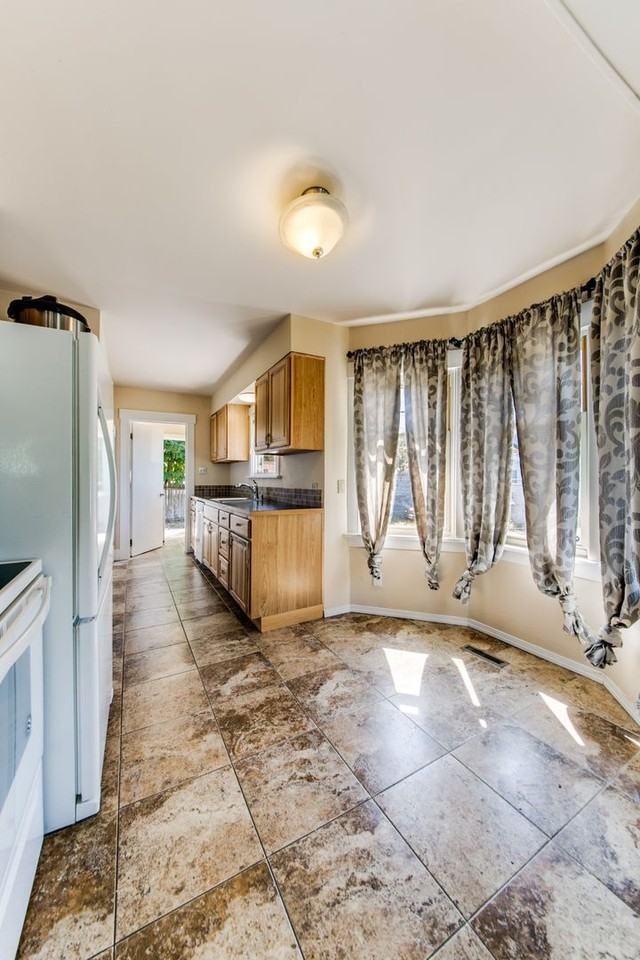 3907 S Thompson Ave - Photo 3 of 5