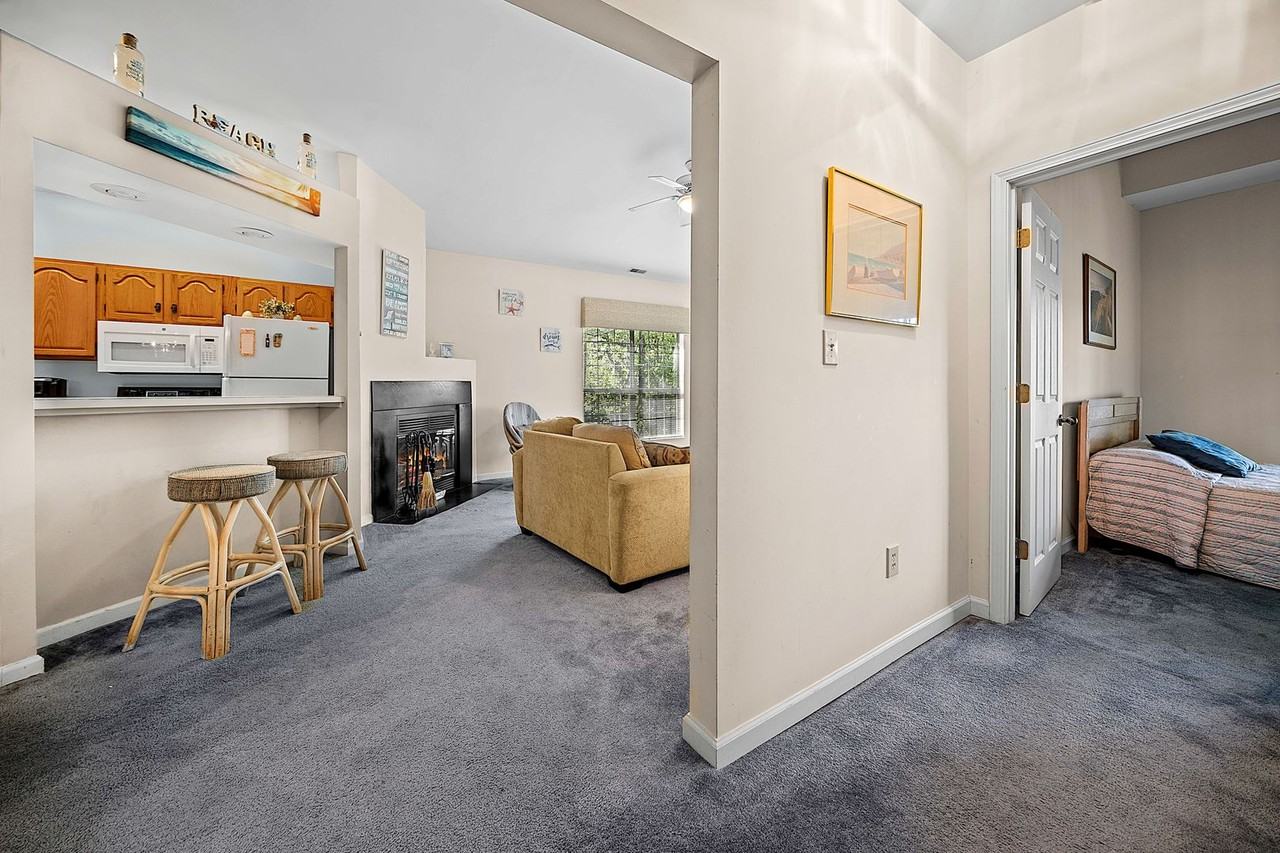 105 Pipers Ln - Photo 4 of 26