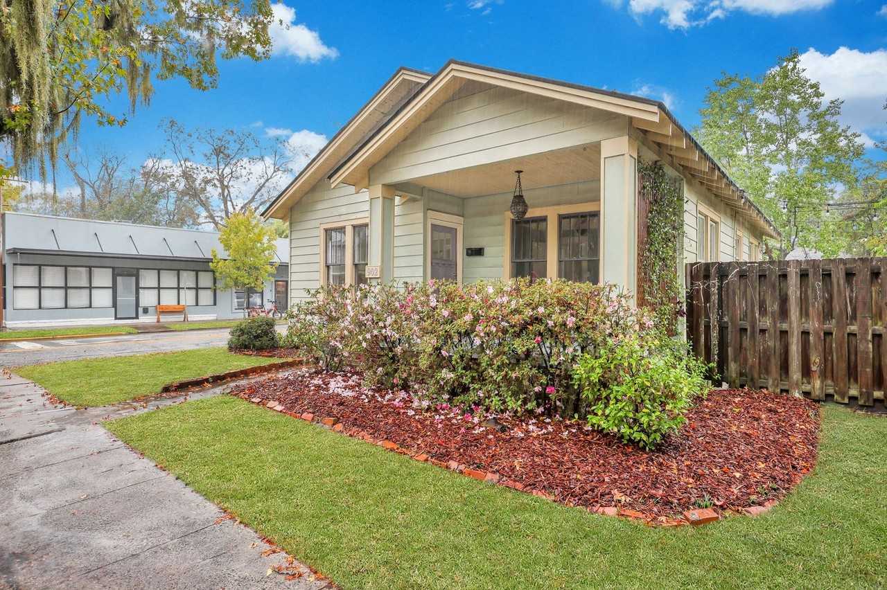 902 E 39th St - Photo 2 of 31