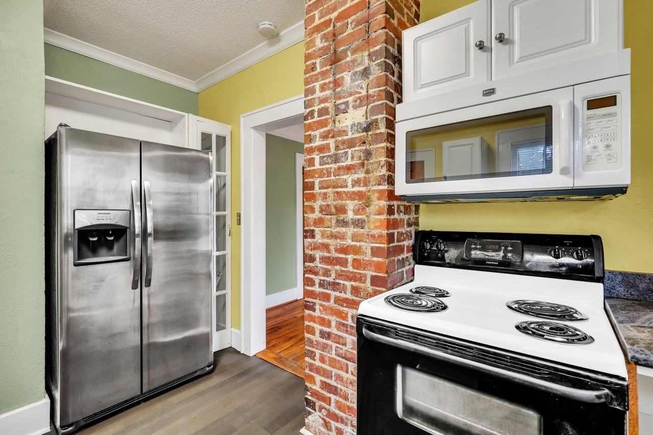 902 E 39th St - Photo 3 of 31