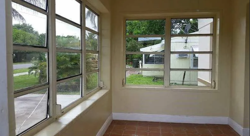 208 SW 3rd Place - Photo 5 of 5