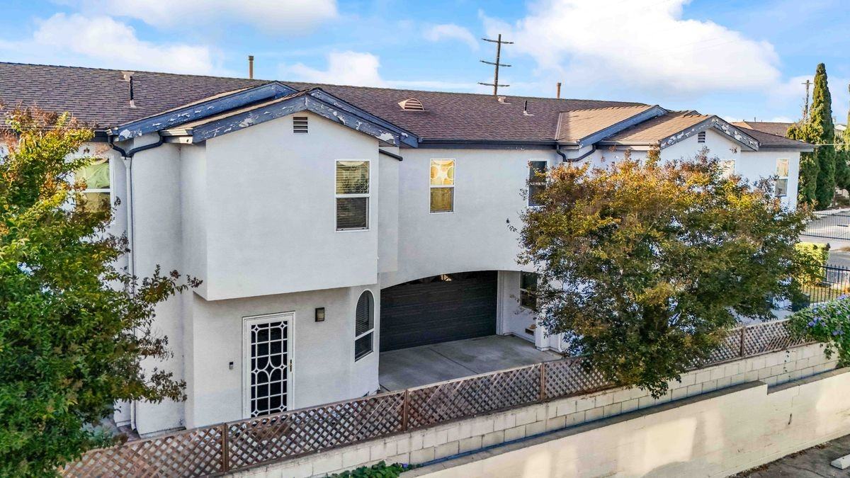 1046 253rd St - Photo 3 of 25