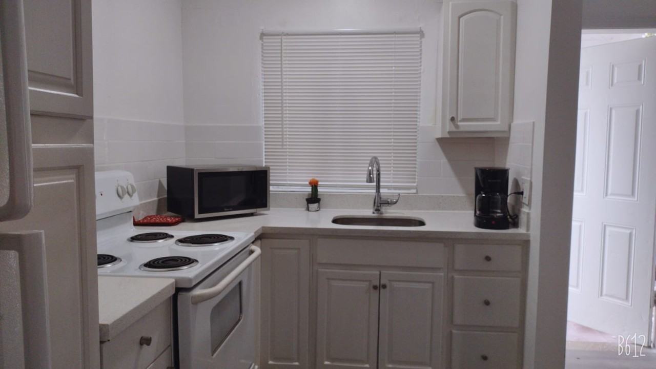 635 Sw 16th Ave #2 - Photo 3 of 7