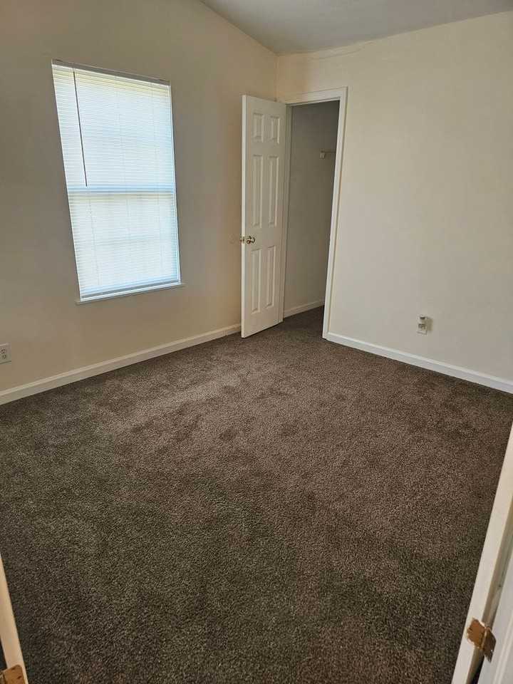 724 Connor St - Photo 3 of 11