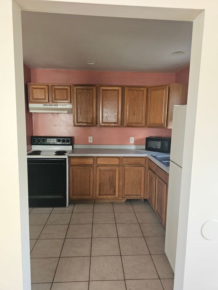 728 Connor St - Photo 3 of 22