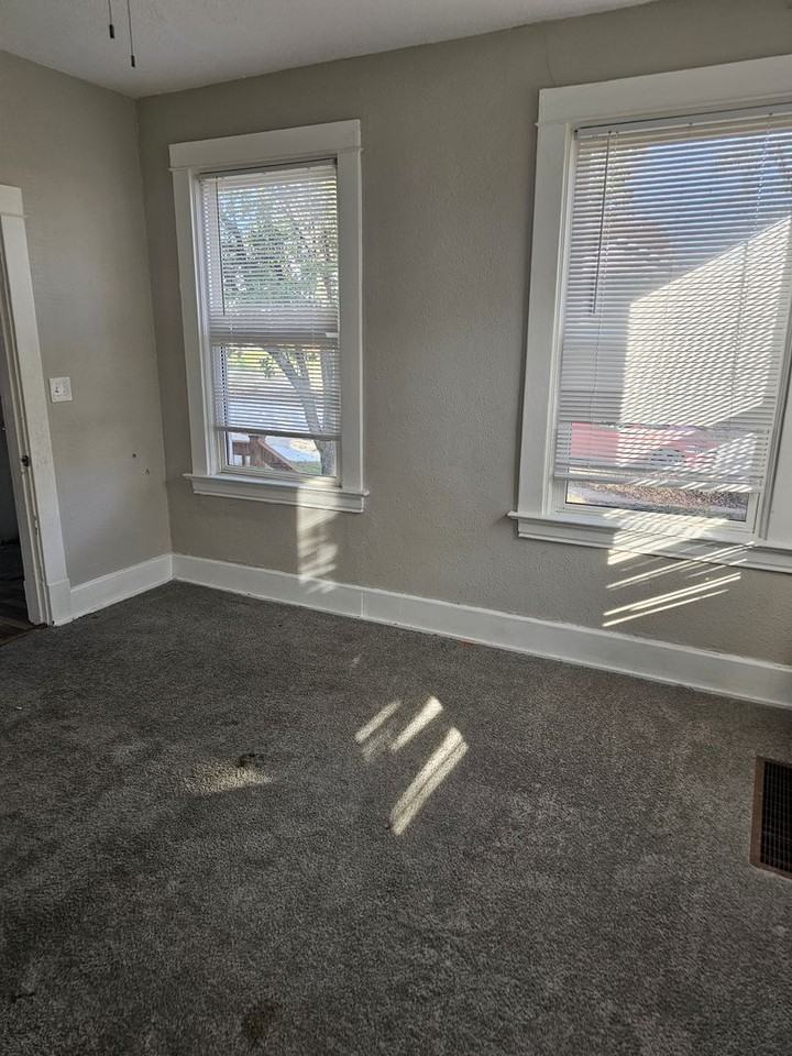 452 Whitelaw Ave - Photo 3 of 17