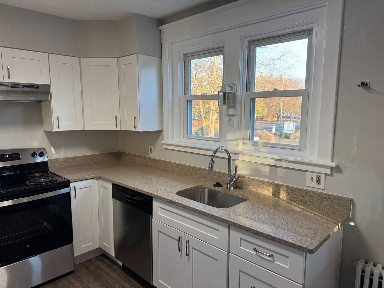 450 E Hancock St - Photo 4 of 20