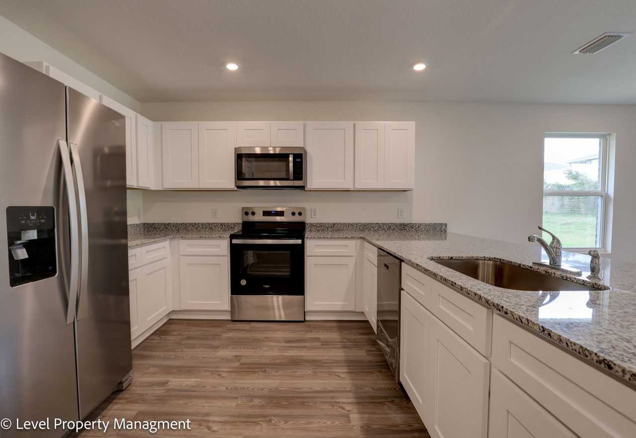 21655 Sutherland Cir - Photo 4 of 19