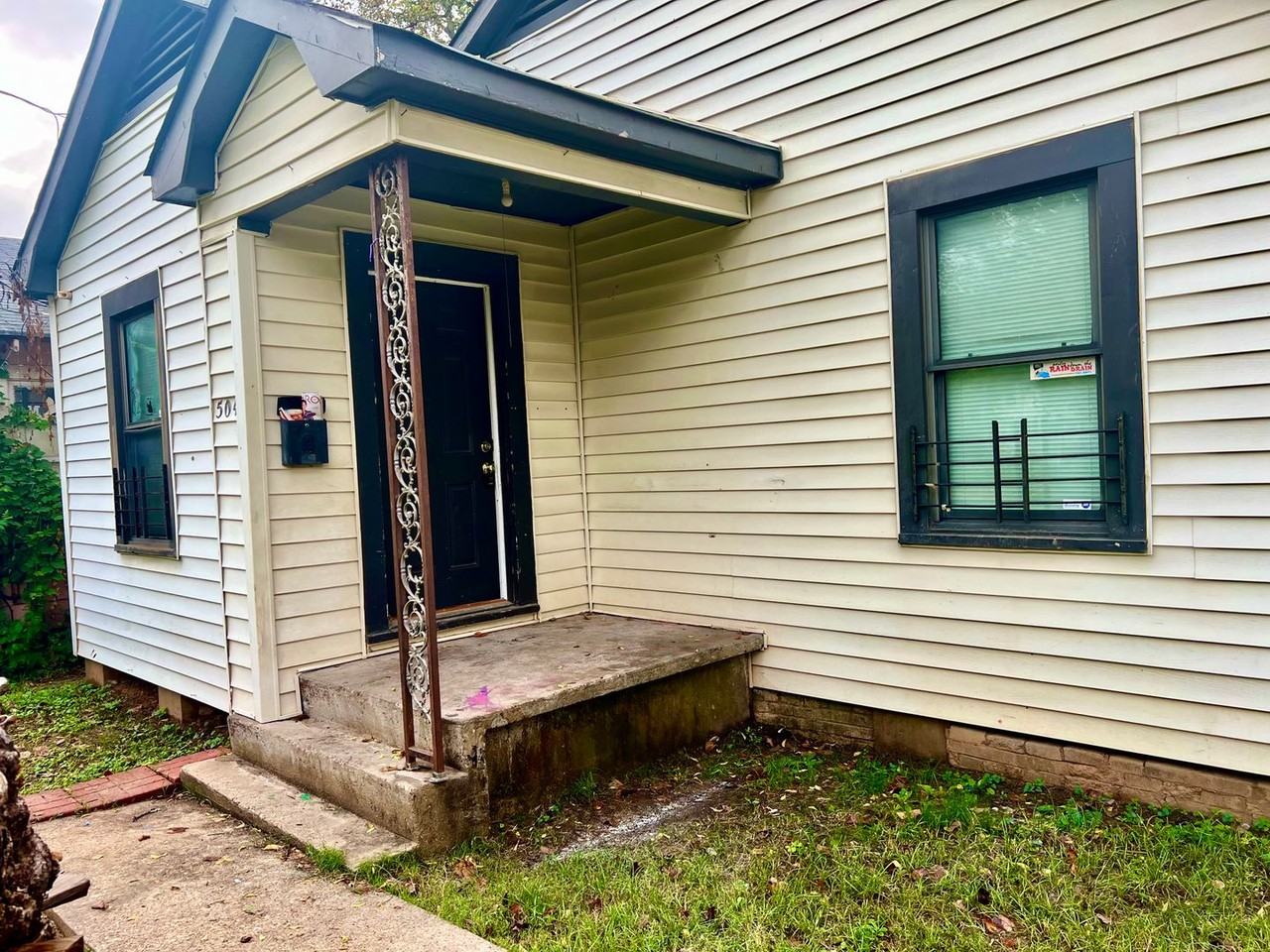 504 Yarborough St - Photo 2 of 9