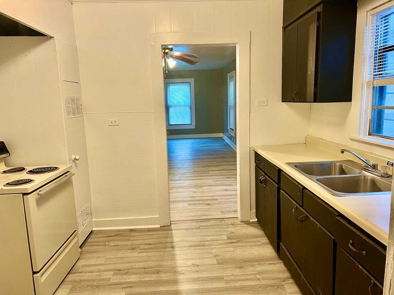 504 Yarborough St - Photo 4 of 9