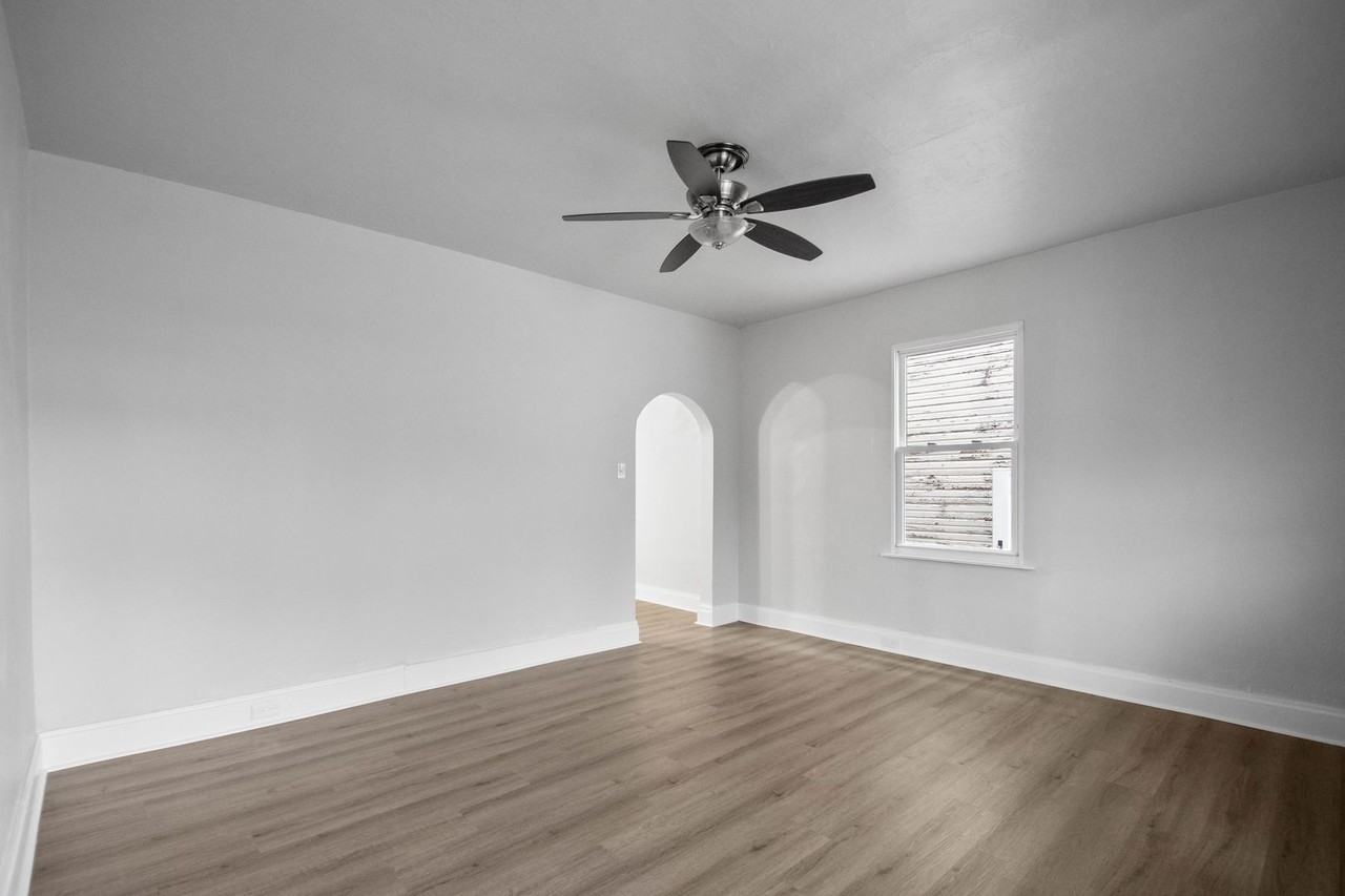 216 Munson Ave - Photo 3 of 27