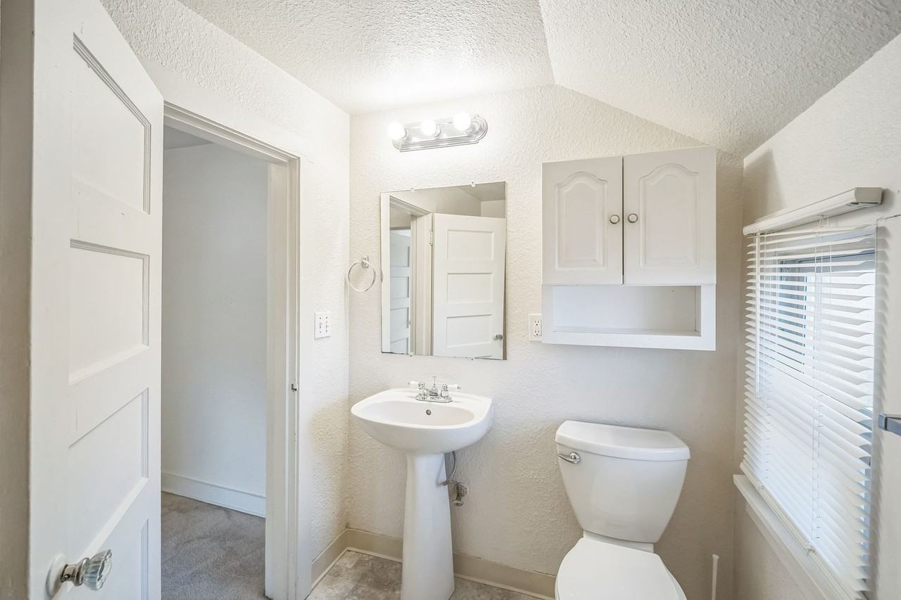 455 Se Washington St - Photo 2 of 13