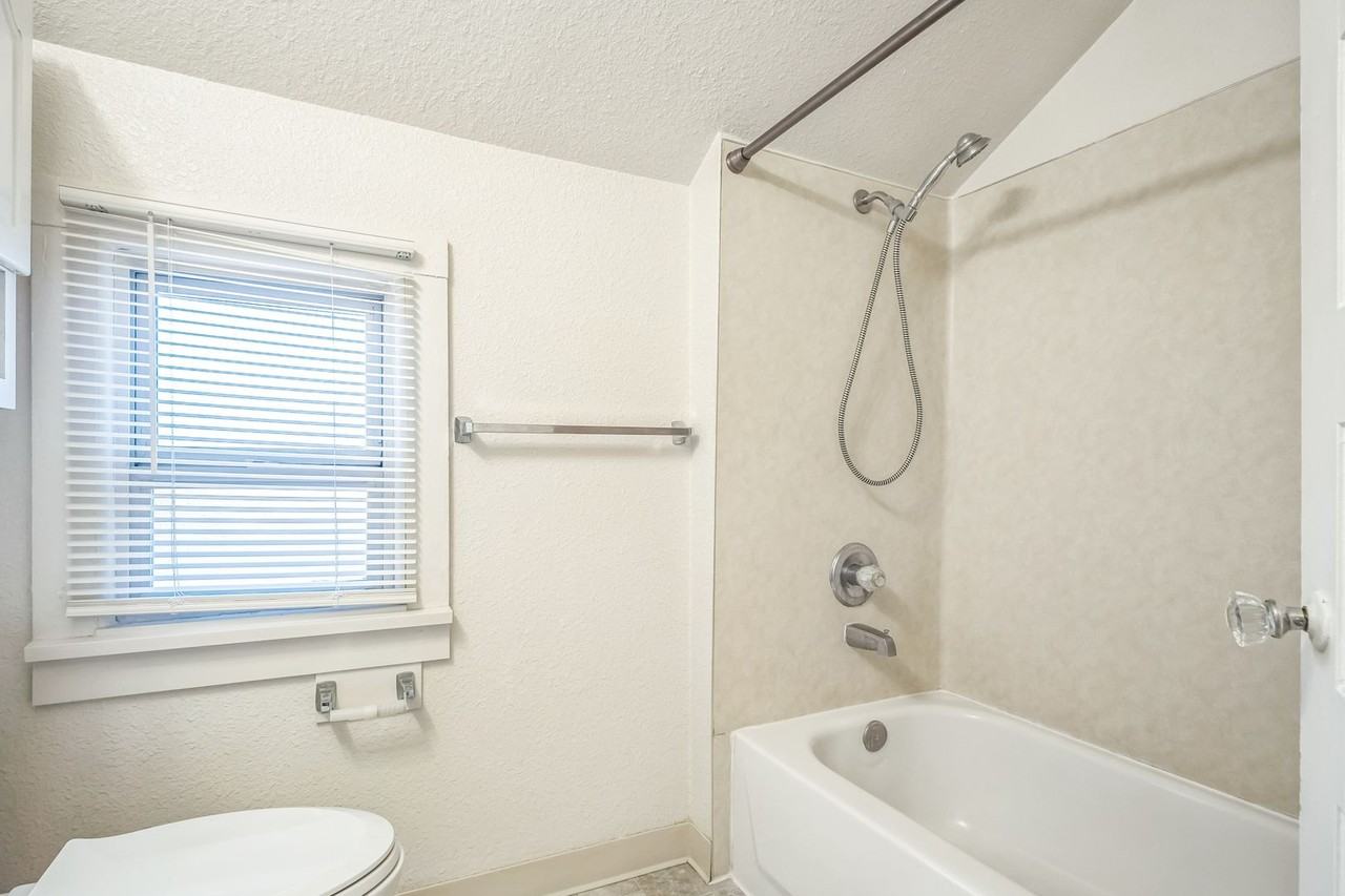 455 Se Washington St - Photo 3 of 13
