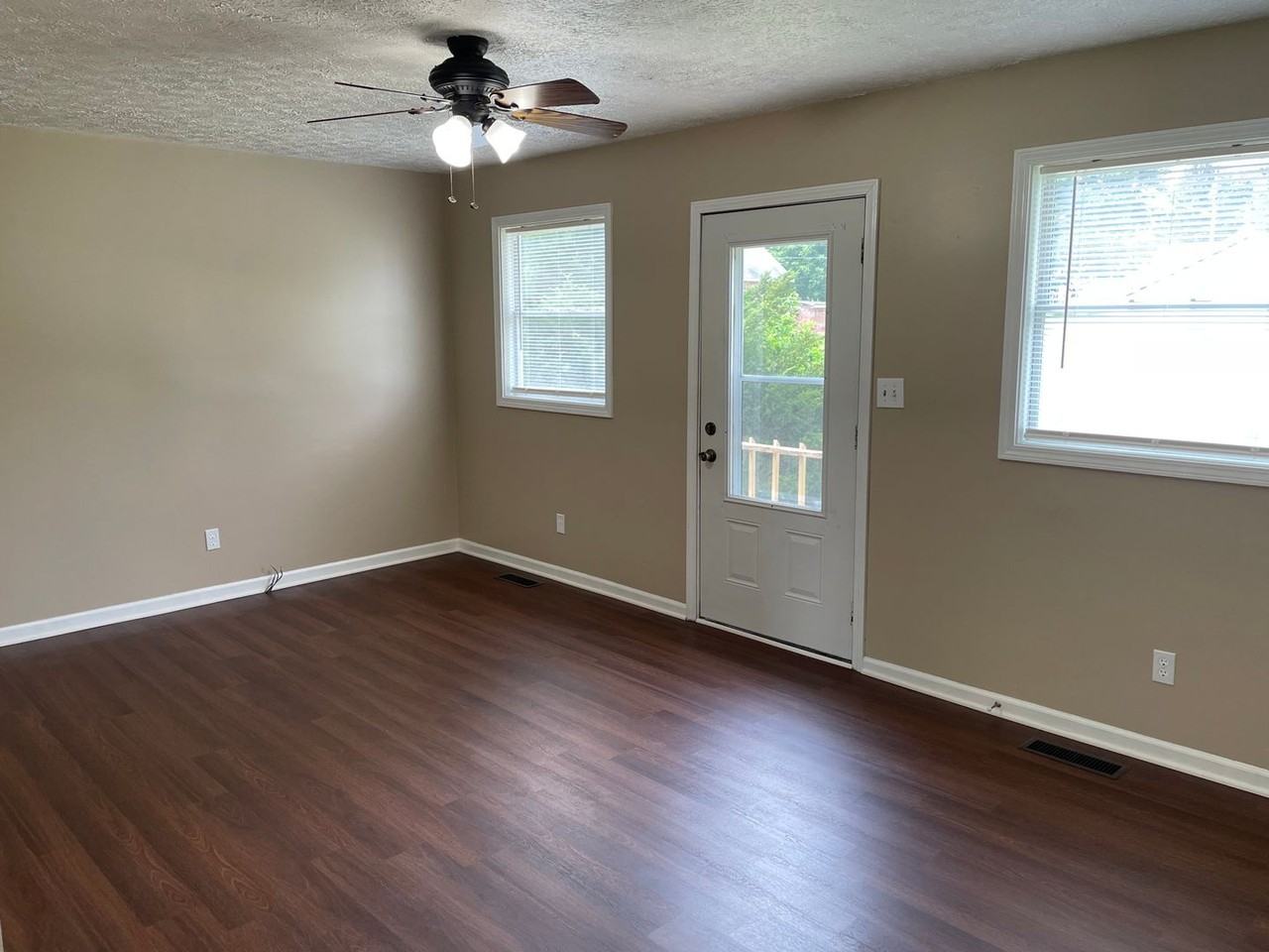 923 W 6th St - Photo 2 of 11