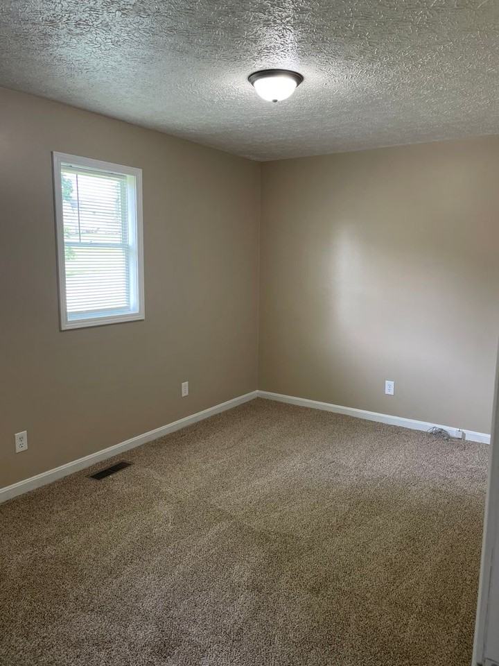 923 W 6th St - Photo 7 of 11