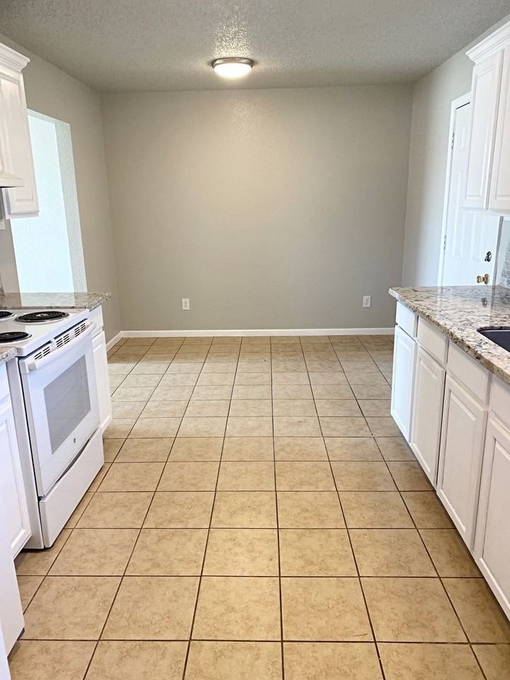 5915 Bedford Dr Apt A - Photo 6 of 11