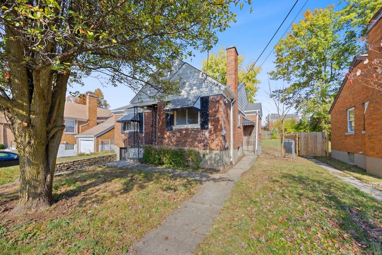 5590 Karen Ave - Photo 4 of 29