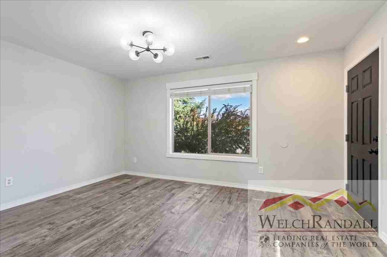 430 Lincolnshire Way - Photo 3 of 37