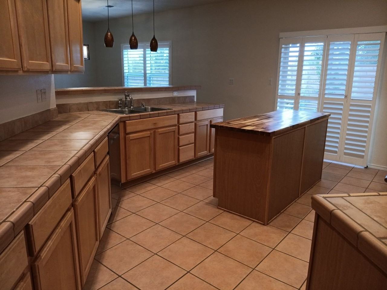 8915 Lochside Ln Ne - Photo 4 of 24