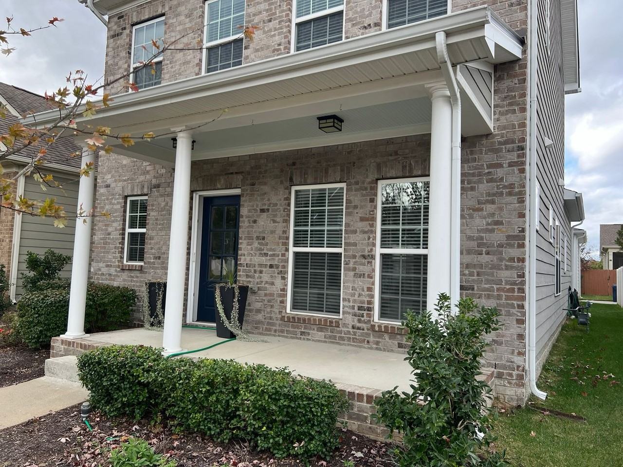 1139 Frewin St - Photo 2 of 35