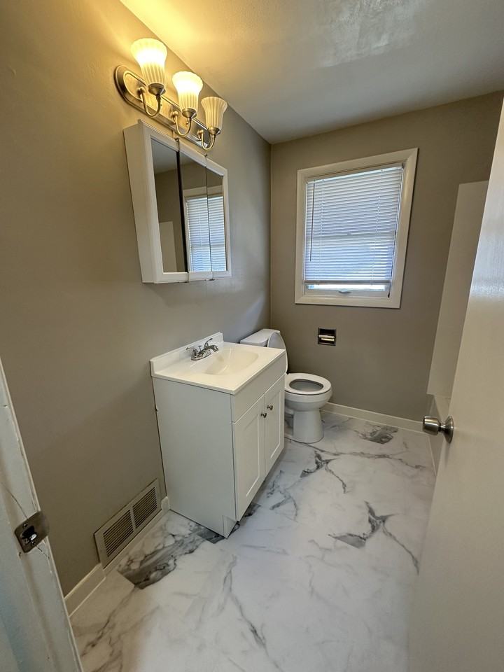 421 Hosmer St #1 - Photo 4 of 12