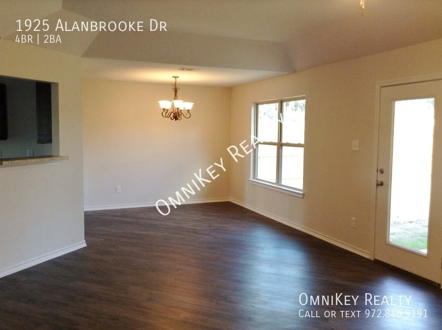 1925 Alanbrooke Dr - Photo 2 of 12