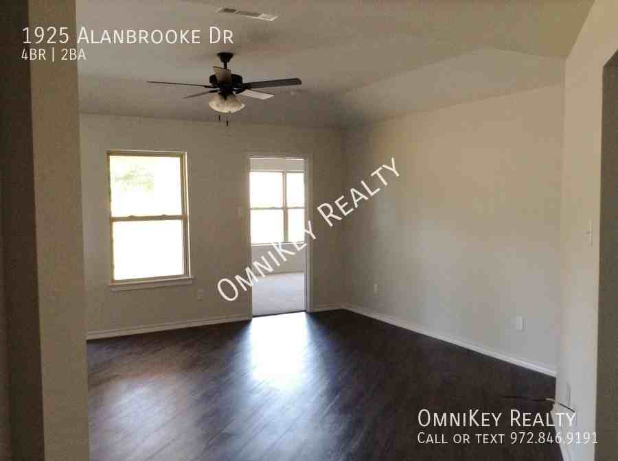 1925 Alanbrooke Dr - Photo 3 of 12