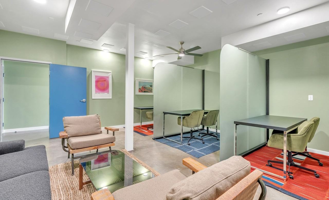 Journee LA - Photo 4 of 50