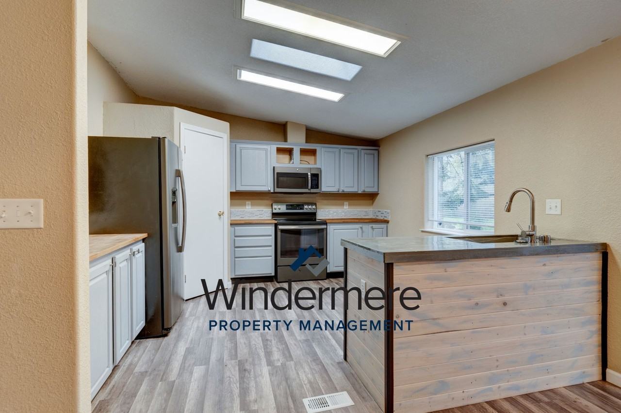 1058 Donald Ave - Photo 2 of 29