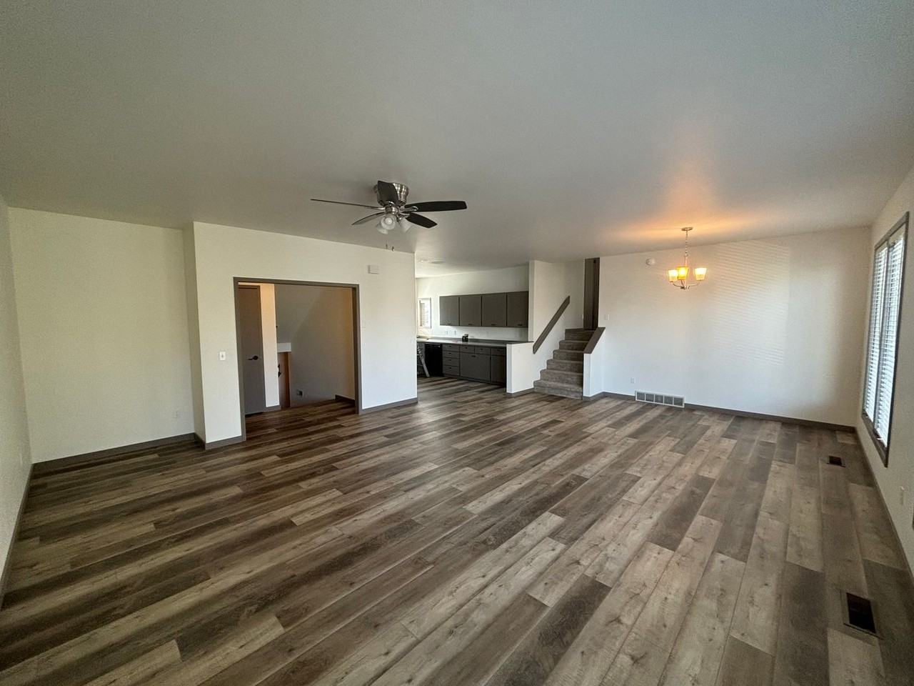 315 E Locust Ave - Photo 5 of 32