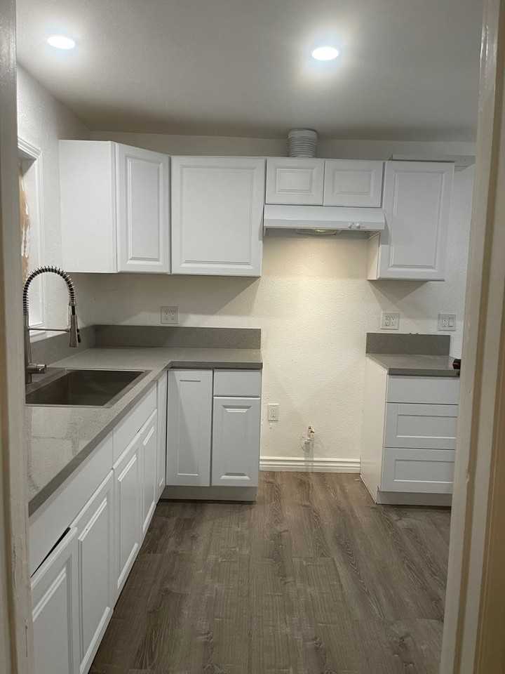 688 W 20th St - Photo 2 of 36