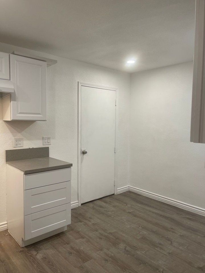 688 W 20th St - Photo 3 of 36