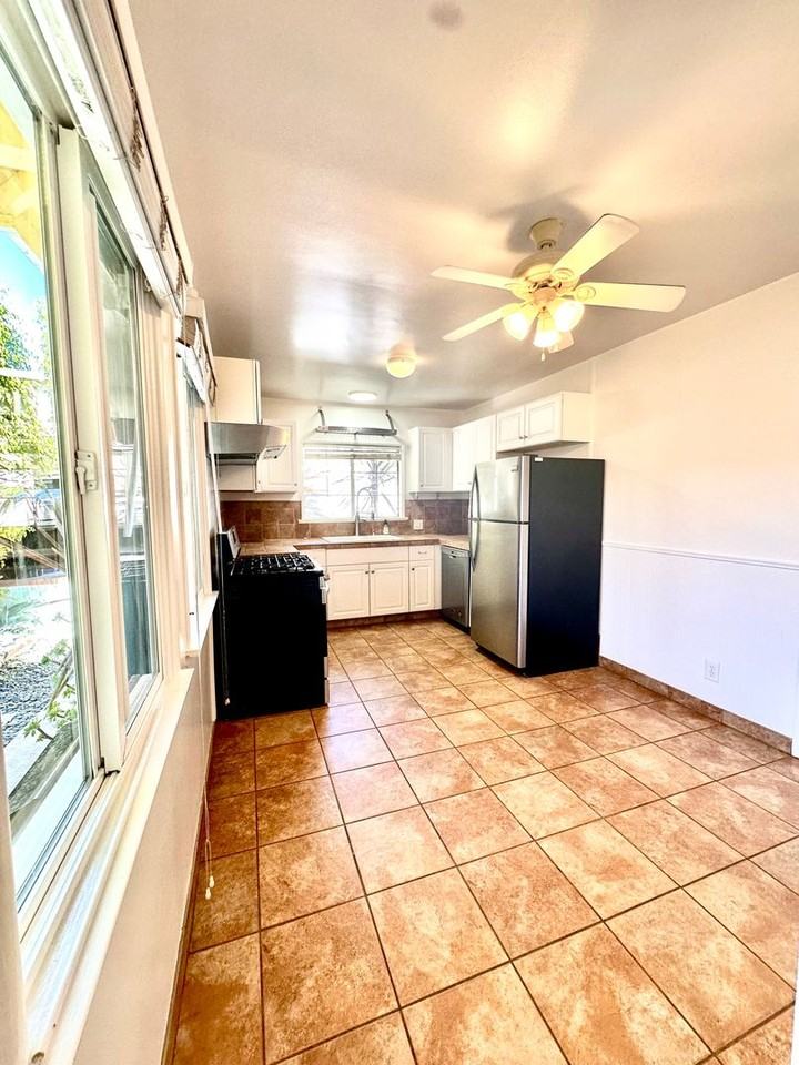 1030 Duncan Pl - Photo 3 of 13