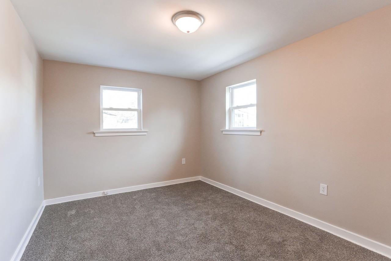215 S 19th St - Photo 3 of 14