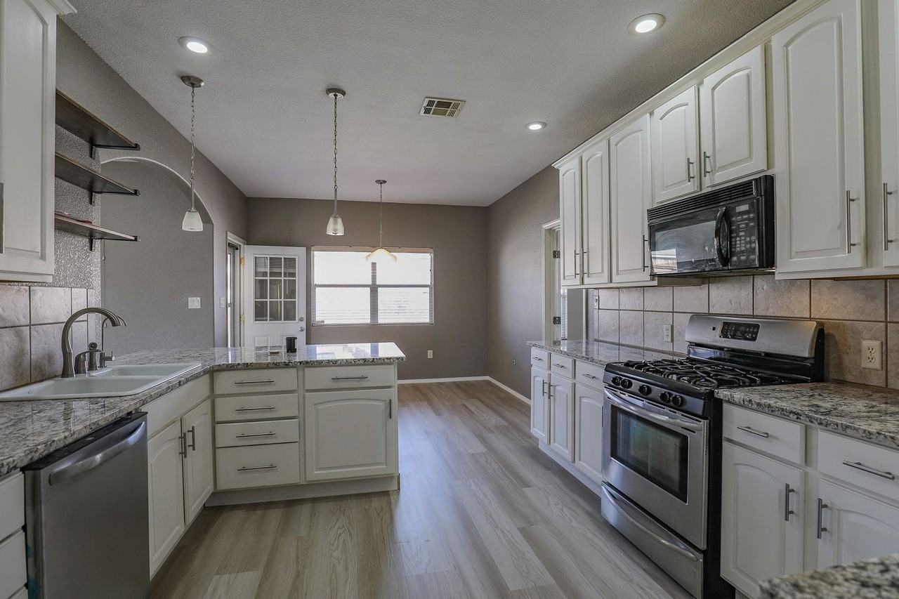 353 Chaco Dr - Photo 3 of 11