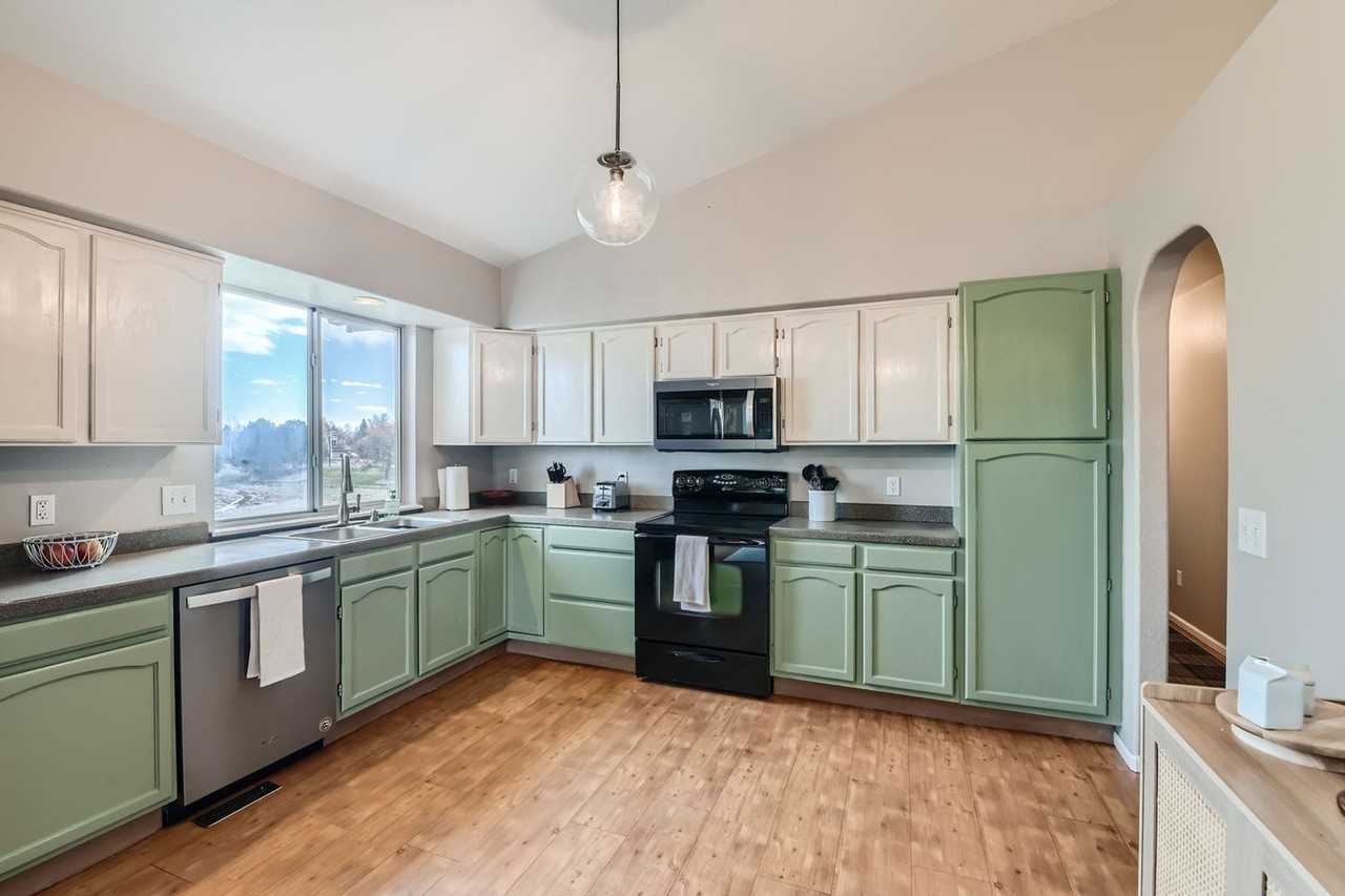 284 Dover Ct - Photo 2 of 28