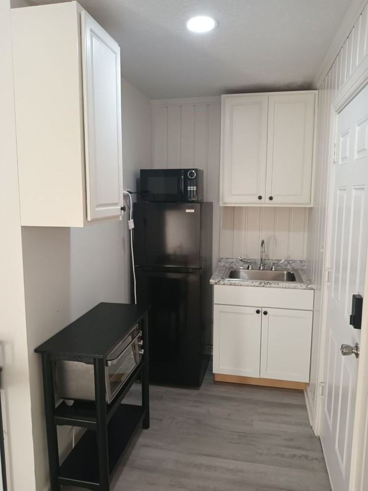 1200 Robbins St - Photo 3 of 12