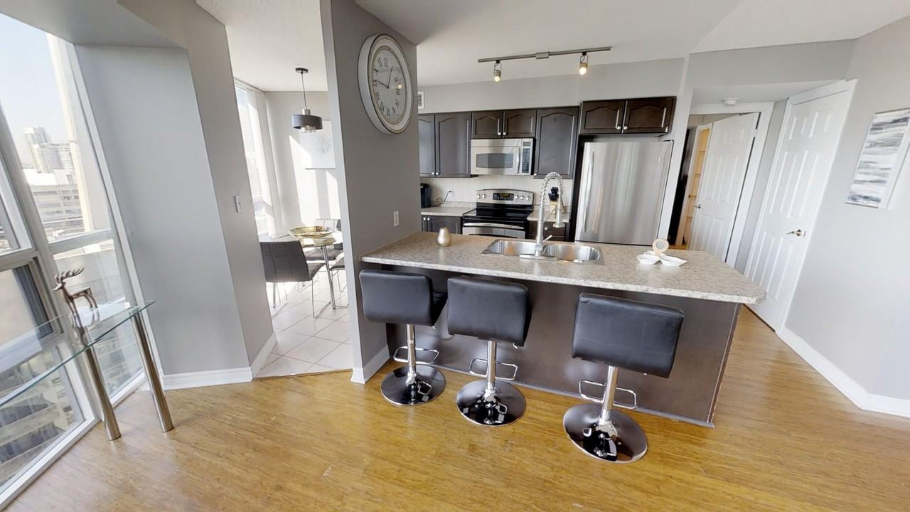 30 Grand Trunk Cres - Photo 2 of 9