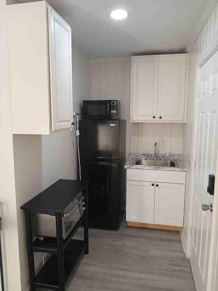 1200 Robbins St - Photo 4 of 12