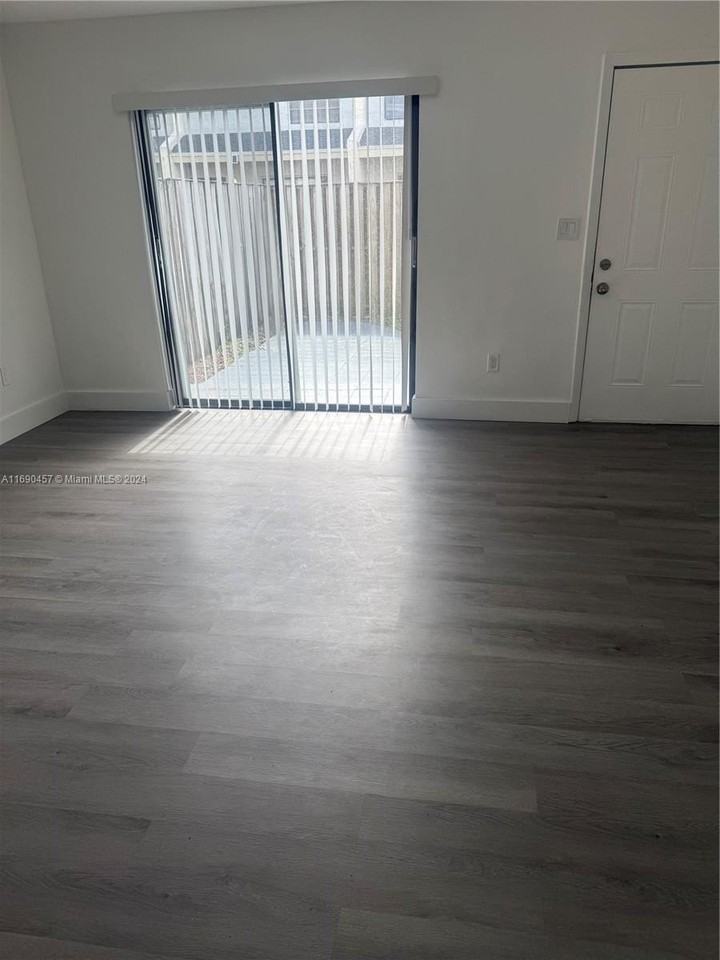 2324 Nw 52nd Ave #2324 - Photo 4 of 21