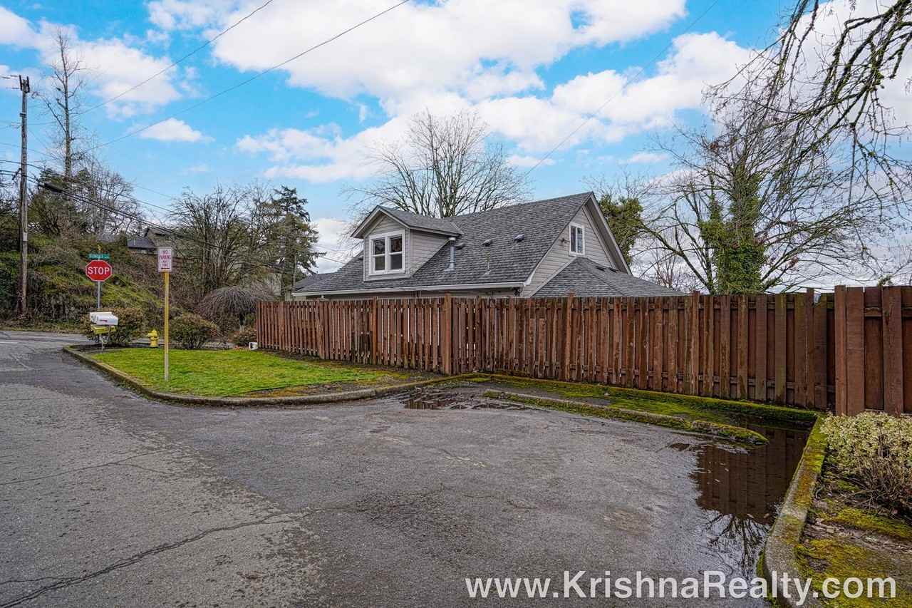 1688 Sunset Ave - Photo 3 of 23